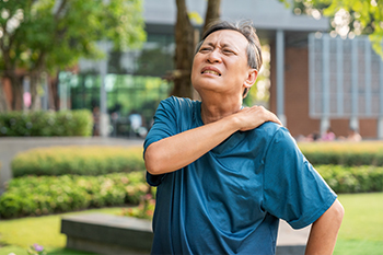Shoulder & Arm Pain Treatment Shoulder and Arm Pain Treatment in the Kings County, NY (Brooklyn): Brooklyn, Queens County, NY: Queens, Long Island City, Astoria, Flushing, Jamaica, Forest Hills, Sunnyside, New York County, NY (Manhattan): Manhattan, Harlem, Upper West Side, Upper East Side, Washington Heights, Bronx County, NY: Bronx, Richmond County, NY (Staten Island): Staten Island, Nassau County, NY: Hempstead, Freeport, Long Beach, Glen Cove, Uniondale, Levittown areas